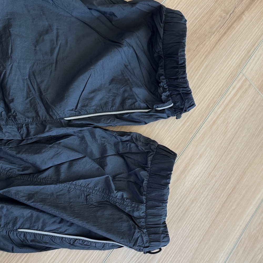 BNWOT Fabletics Black Lightweight Track pant joggers - Picture 4 of 5